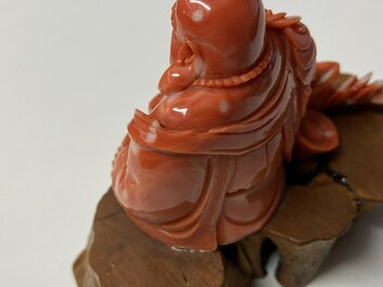 Une figure de Bouddha en corail rouge sculpt&eacute;, Chine, R&eacute;publique