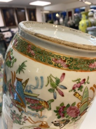 Twee paar Chinese Canton famille rose vazen, 19e eeuw
