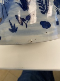 Een grote Chinese blauw-witte en koperrode penselenbeker, 19e eeuw