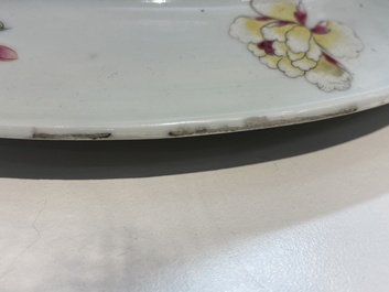 Een grote Chinese famille rose dekselvaas, 19e eeuw