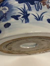 Een grote Chinese blauw-witte en koperrode penselenbeker, 19e eeuw