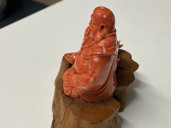 Une figure de Bouddha en corail rouge sculpt&eacute;, Chine, R&eacute;publique