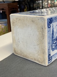 Une bouteille de forme carr&eacute;e en porcelaine de Chine en bleu et blanc, Kangxi