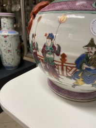 Een Chinese famille rose vaas met verhalend decor, 19/20e eeuw