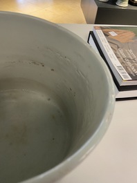 Een grote Chinese blauw-witte en koperrode penselenbeker, 19e eeuw