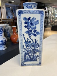 Une bouteille de forme carr&eacute;e en porcelaine de Chine en bleu et blanc, Kangxi