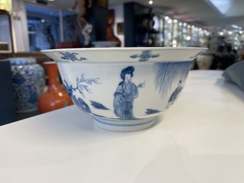 Un bol de type 'klapmuts' en porcelaine de Chine en bleu et blanc, marque de Xuande, Kangxi