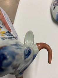 Een paar polychrome Delftse terrines in de vorm van koeien, 18e eeuw