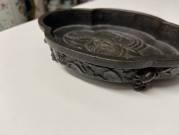 Un lave-pinceaux quadrilobe en bronze, Chine, Kangxi