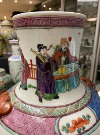 Een Chinese famille rose vaas met verhalend decor, 19/20e eeuw