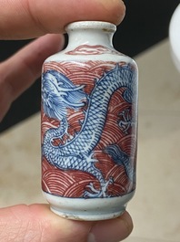 Five Chinese blue, white and copper-red snuff bottles, 18/20th C.
