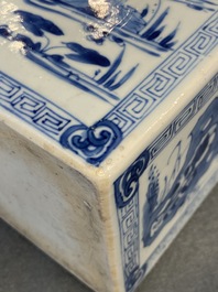Une bouteille de forme carr&eacute;e en porcelaine de Chine en bleu et blanc, Kangxi