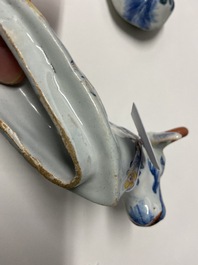 Een paar polychrome Delftse terrines in de vorm van koeien, 18e eeuw
