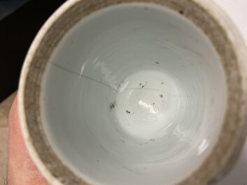 Une paire de gobelets couverts en porcelaine de Chine en bleu et blanc, Kangxi