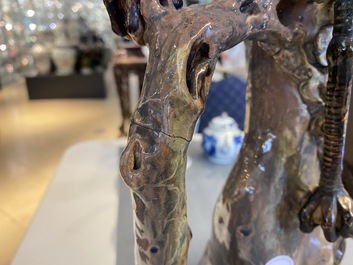 Une paire de grands paons sur tronques d'arbres en gr&egrave;s polychrome, Chine, Shiwan, 19&egrave;me