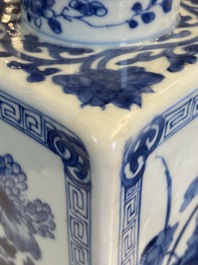 Une bouteille de forme carr&eacute;e en porcelaine de Chine en bleu et blanc, Kangxi