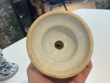 Een paar Chinese blauw-witte kandelaars, Kangxi