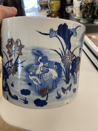 Een grote Chinese blauw-witte en koperrode penselenbeker, 19e eeuw