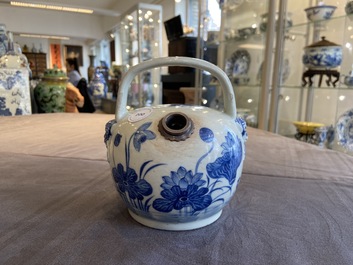 Un pot &agrave; chaux en porcelaine de Chine en bleu et blanc pour le march&eacute; thai, 19&egrave;me