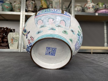 Un vase de forme bouteille en &eacute;maux de Canton, marque de Qianlong, 19&egrave;me