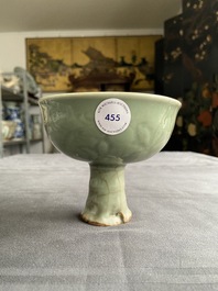 Een Chinese Longquan celadon stem cup met onderglazuur decor, Ming
