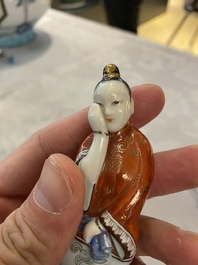 Une tabati&egrave;re en porcelaine de Chine polychrome en forme d'une femme couch&eacute;e, 19&egrave;me