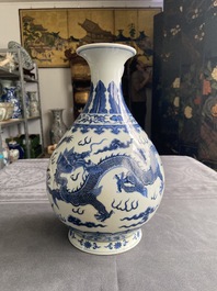 A Chinese blue and white 'yuhuchunping' 'dragon' vase on wooden stand, Qianlong mark, 19/20th C.