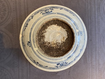 Trois plats en porcelaine de Chine dite 'de Swatow', Ming