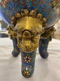 Een grote Chinese driepotige cloisonn&eacute; wierookbrander met deksel, 19e eeuw