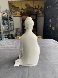 Een Chinese Dehua blanc de Chine figuur van Guanyin op houten sokkel, 19/20e eeuw