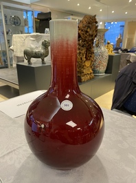 Un vase de forme bouteille en porcelaine de Chine &agrave; &eacute;mail langyao, 19/20&egrave;me