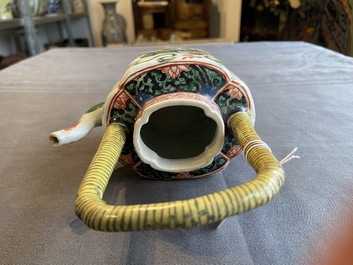 A Chinese famille verte teapot and three cups, Kangxi and later
