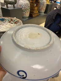 Trois plats en porcelaine de Chine dite 'de Swatow', Ming