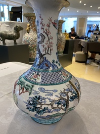 Un vase de forme bouteille en &eacute;maux de Canton, marque de Qianlong, 19&egrave;me