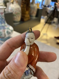 Une tabati&egrave;re en porcelaine de Chine polychrome en forme d'une femme couch&eacute;e, 19&egrave;me