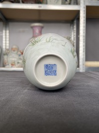 Un vase de forme globulaire en porcelaine de Chine famille rose, marque de Daoguang, R&eacute;publique