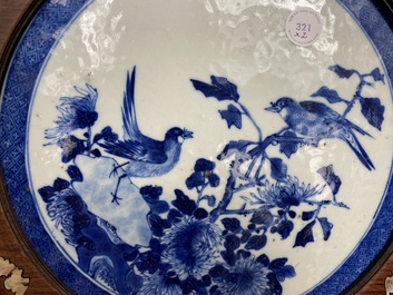 Une paire de chaises en bois incrust&eacute; de nacre et de plaques en porcelaine de Chine en bleu et blanc, 19&egrave;me