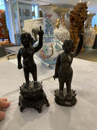 Twee Chinese bronzen figuren van de jonge Boeddha, Ming