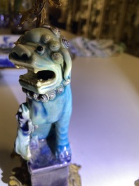 Une paire de lions bouddhistes en porcelaine de Chine en turquoise et aubergine mont&eacute;s comme cand&eacute;labres en bronze dor&eacute;, Kangxi et 19&egrave;me