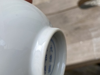 Een fijne Chinese monochrome witte kom, Yongzheng merk en periode