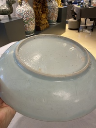 Un plat en porcelaine de Chine qingbai &agrave; d&eacute;cor incis&eacute;, Ming