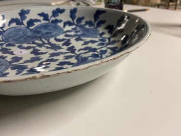 Un plat en porcelaine de Chine en bleu et blanc &agrave; d&eacute;cor 'Sanduo' et un &agrave; d&eacute;cor des 'Trois amis de l'hiver', Kangxi &amp; Yongzheng