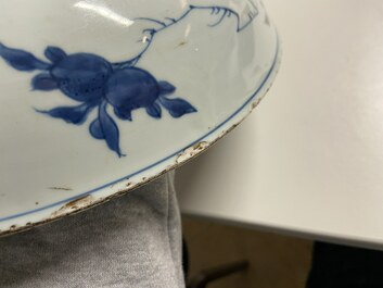 Un plat en porcelaine de Chine en bleu et blanc &agrave; d&eacute;cor 'Sanduo' et un &agrave; d&eacute;cor des 'Trois amis de l'hiver', Kangxi &amp; Yongzheng