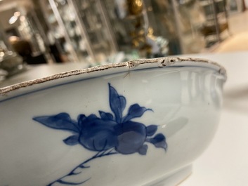 Un plat en porcelaine de Chine en bleu et blanc &agrave; d&eacute;cor 'Sanduo' et un &agrave; d&eacute;cor des 'Trois amis de l'hiver', Kangxi &amp; Yongzheng
