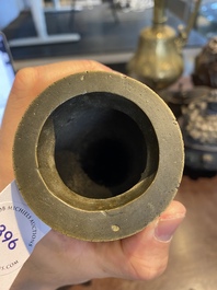 Un vase de type 'hu' en bronze, marque et &eacute;poque de Qianlong