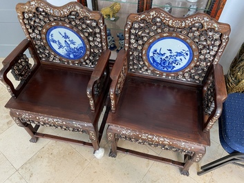 Une paire de chaises en bois incrust&eacute; de nacre et de plaques en porcelaine de Chine en bleu et blanc, 19&egrave;me