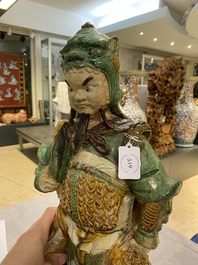 Une tuile faiti&egrave;re en gr&egrave;s &eacute;maill&eacute; sancai en forme de guerrier, Chine, Ming