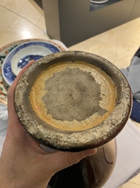 Un vase de forme balustre en porcelaine de Chine &agrave; &eacute;mail flamb&eacute;, 19/20&egrave;me