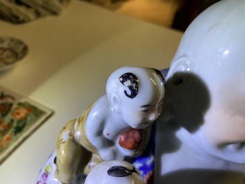 Twee Chinese famille rose figuren van Boeddha, 19/20e eeuw
