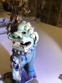 Une paire de lions bouddhistes en porcelaine de Chine en turquoise et aubergine mont&eacute;s comme cand&eacute;labres en bronze dor&eacute;, Kangxi et 19&egrave;me